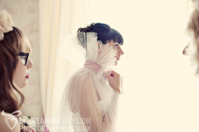 Vestido de novia con capa de la bloggera de modas Alix de Cherry blossom blog