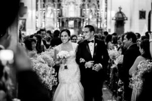salida de la Iglesia de los recien casados