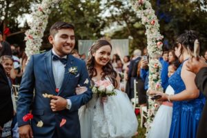 novios a la salida de la ceremonia