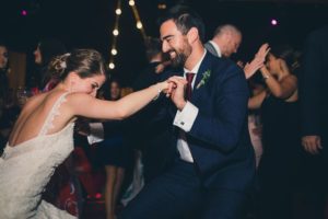 los novios celebrando en la recepción
