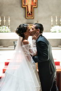 Novios dándose su primer beso de casados