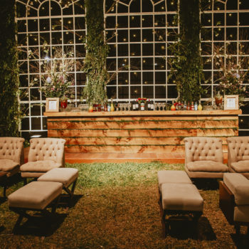 barra de madera y salas lounge de una boda