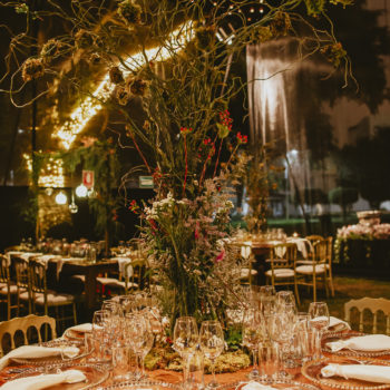 centro de mesa de follaje alto para una boda